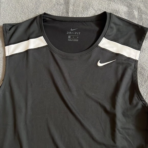 Nike Dri-fit sleeveless tank - Picture 2 of 3